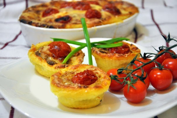 Картофельная запеканка с мясом и помидорами черри